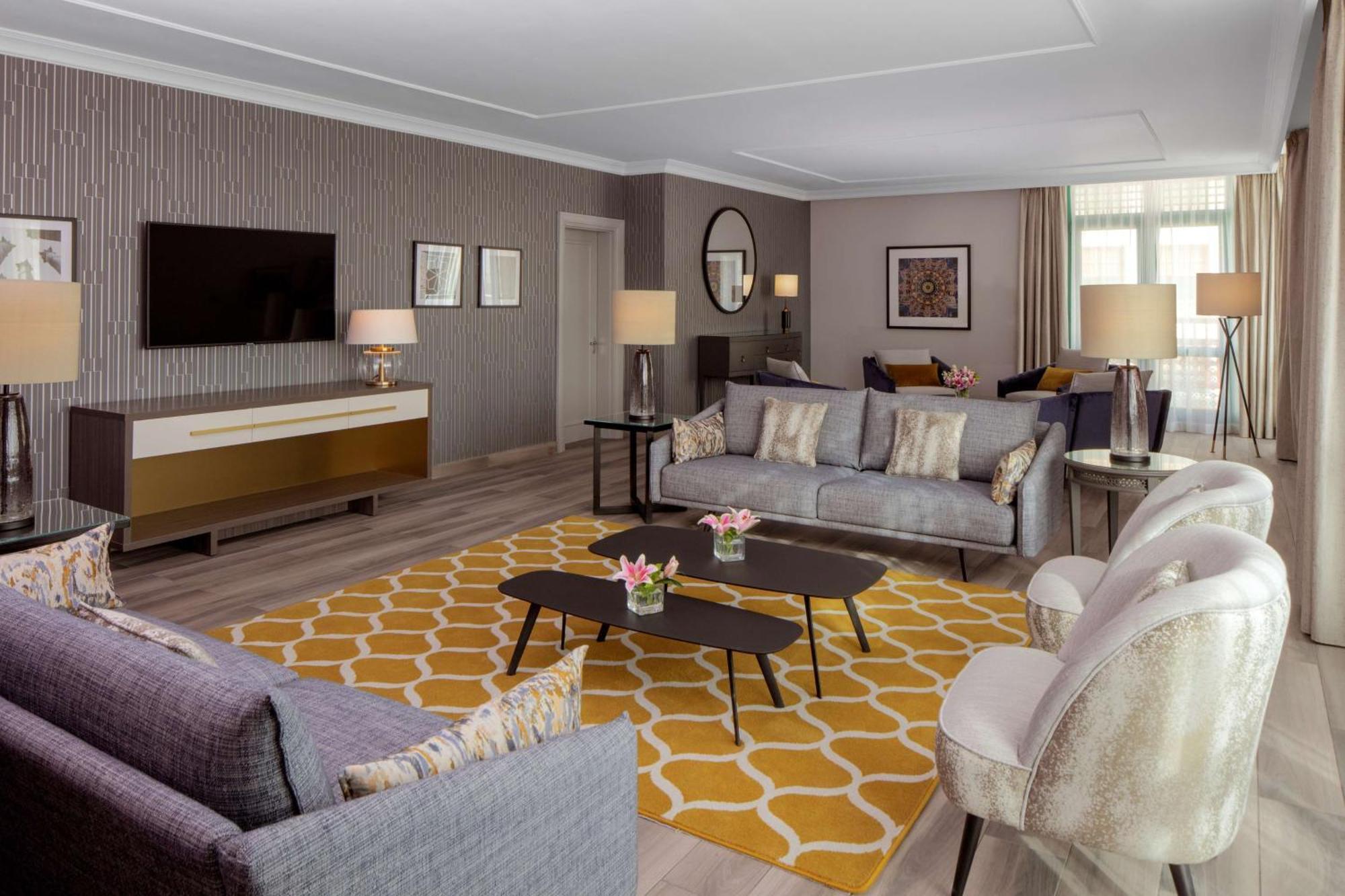 Grand Hyatt Amman Hotell Eksteriør bilde The living room of a suite at The Westin Palace, Madrid